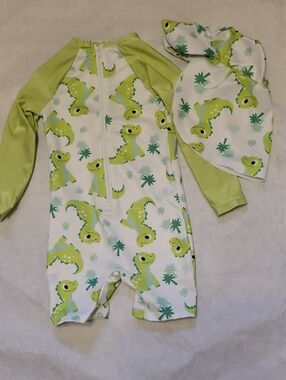 Rashguard dino print swimsuit with matching sun hat